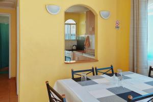 a dining room with a table and a mirror at Cabañas Las Flores - Barrio residencial La Herradura in Coquimbo