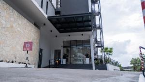 un edificio con una puerta de cristal y escaleras. en Beverly Hotel en Taiping