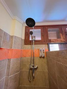 y baño con ducha con cabezal de ducha. en Natural Relax Villa, en Siem Reap