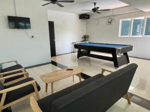 sala de estar con sofá y mesa de billar en K SUITES HOTEL en Chabang Tiga