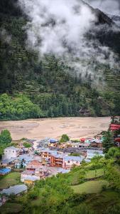 une petite ville sur une colline à côté d'une plage dans l'établissement Golden heritage dharali, à Harsil