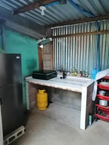 Dapur atau dapur kecil di Hostal Niña Oly