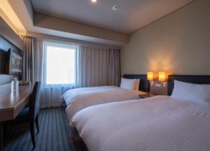 Prince Smart Inn Osaka Yodoyabashi tesisinde bir odada yatak veya yataklar