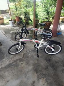 Deux vélos sont garés l'un à côté de l'autre. dans l'établissement Heal Inn - Family Roomstay Islam Guest, à Kangar