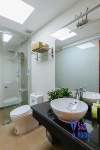 een badkamer met wastafel en toilet bij Capital CauGiay Hotel in Hanoi