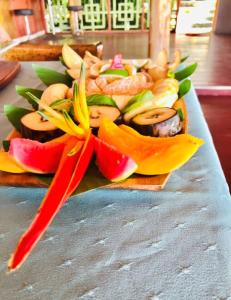 Apaula Heights Lounge في أبيا: طبق من الطعام مع الفواكه والخضروات على الطاولة