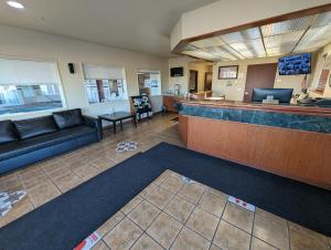 a lobby with a bar and a waiting room at Toppenish Inn and Suites in Toppenish