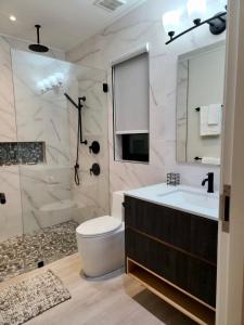 uma casa de banho com uma banheira, um WC e um lavatório. em Villa Blue Moon em Bon Accord
