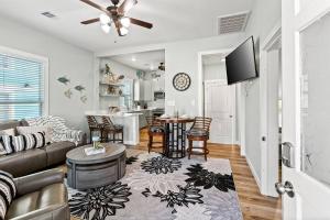 een woonkamer met een bank en een tafel bij The Anchor Beach House in Galveston