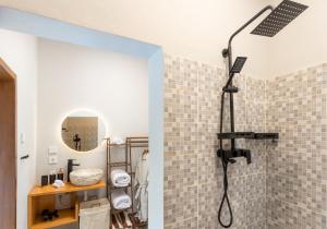 un baño con ducha con cabezal de ducha en Hills House Villa by Globalstay - Jimbaran x Balangan x GWK, en Jimbaran