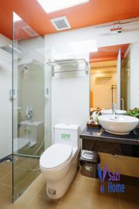 een badkamer met toilet en wastafel bij Capital CauGiay Hotel in Hanoi +46 foto's