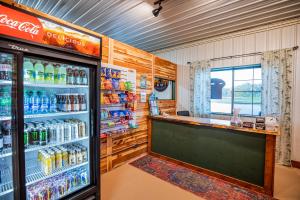 un puesto de bebidas en una tienda con una nevera de refrescos en Roaring River Luxury Glamping #5, en Cassville