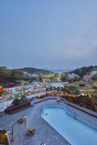 - une vue sur la piscine avec des parasols dans l'établissement Kolon Hotel, à Gyeongju