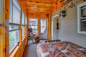 ein Schlafzimmer mit einem Bett und einem Stuhl in einem Zimmer in der Unterkunft Fish~N~Moor Cabin in Hammond