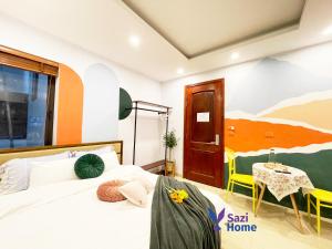- une chambre avec un lit et une table dans l'établissement Sazi Home Cau Giay, à Hanoï