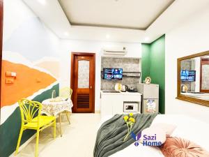 - un salon avec une table et des chaises jaunes dans l'établissement Sazi Home Cau Giay, à Hanoï