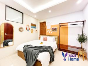 - une chambre avec un lit et une fenêtre dans l'établissement Sazi Home Cau Giay, à Hanoï