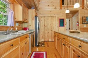 Küche/Küchenzeile in der Unterkunft Whispering Trees Cabin