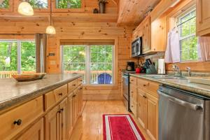 Kuchyň nebo kuchyňský kout v ubytování Whispering Trees Cabin