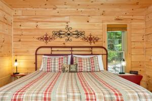 Ein Bett oder Betten in einem Zimmer der Unterkunft Whispering Trees Cabin