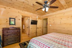 Ein Bett oder Betten in einem Zimmer der Unterkunft Whispering Trees Cabin