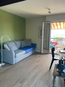 ein Wohnzimmer mit einem Sofa und einem Tisch in der Unterkunft Superbe appartement st mandrier à 100mde la plage in Saint-Mandrier-sur-Mer