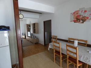 cocina y comedor con mesa y sillas en Apartman Žarko, en Tkon