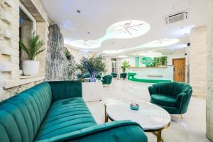 sala de estar con sofá y sillas en Hotel Kanjon Zrmanje en Obrovac