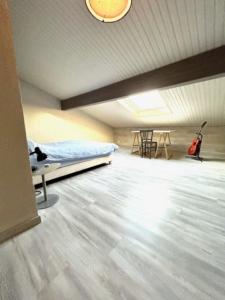 En eller flere senge i et værelse på Duplex, en bord de mer 2 chambres + 12 billeder