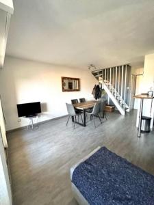 Et tv og/eller underholdning på Duplex, en bord de mer 2 chambres