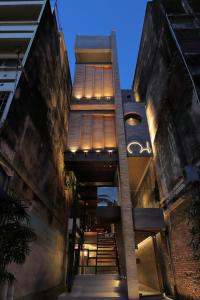 eine Treppe, die zu einem Gebäude mit Beleuchtung führt in der Unterkunft Na Tanao 1969 in Bangkok