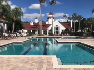 une piscine en face d'une maison d'hôtes dans l'établissement Entire Renovated 1BR Condo Close to All Parks, à Orlando