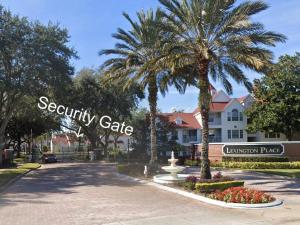 un panneau indiquant une porte de sécurité dans un parc planté de palmiers dans l'établissement Entire Renovated 1BR Condo Close to All Parks, à Orlando