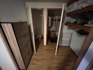 Kuchyň nebo kuchyňský kout v ubytování Chamrousse Appart 8 personnes au pied des pistes
