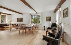 sala de estar con mesa y sillas en Cozy Home In Brovst With Kitchen, en Brovst
