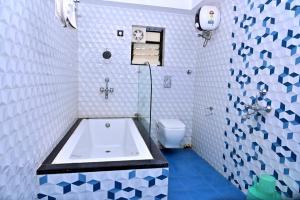 Koupelna v ubytování Hotel Silver Land New Digha with Rooftop Pool