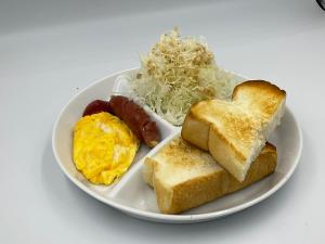 een bord ontbijtproducten met eieren, worst en brood bij FEEL LAKE　VIEW in Otsu