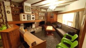 - un salon avec un canapé et une cheminée dans l'établissement Vila Mitrojorgji, à Shëngjin