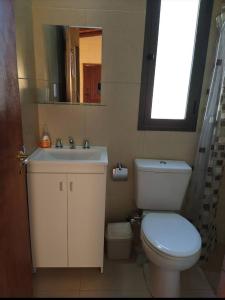 ein Bad mit einem WC, einem Waschbecken und einem Fenster in der Unterkunft Tamya-Waira in Charbonier