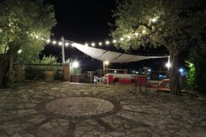 eine Terrasse in der Nacht mit einer Hängematte unter einem Baum in der Unterkunft DA LELLO - Bed & Relax in Torrecuso
