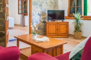 Televízia a/alebo spoločenská miestnosť v ubytovaní Ideal Property Mallorca - Villa Xisco