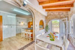 Kuchyňa alebo kuchynka v ubytovaní Ideal Property Mallorca - Villa Xisco