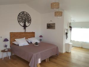 Tempat tidur dalam kamar di Le Spa panoramique du plateau