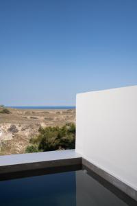 una ventana de un edificio con vistas al desierto en Acanthus Oia - Suites With Private Hot Tub, en Oia