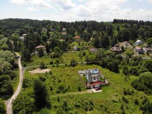 uma vista aérea de uma casa no meio de um campo em Къща за гости Замък Никола em Shtarkelovo Gnezdo