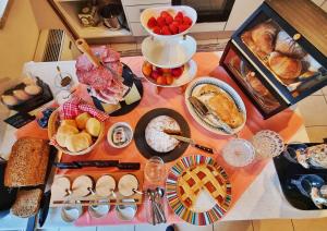 una mesa llena de diferentes tipos de alimentos para el desayuno en Agriturismo Ceolara en Sommacampagna