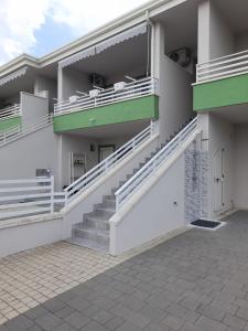 ein Gebäude mit einer Seitentreppe in der Unterkunft B&B Green House in Villapiana