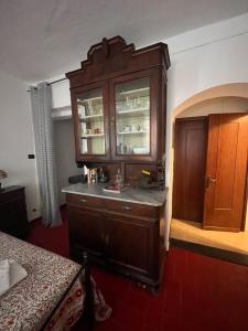 une grande armoire en bois dans une chambre avec un lit dans l'établissement Lisetta Rooms, à Vernazza