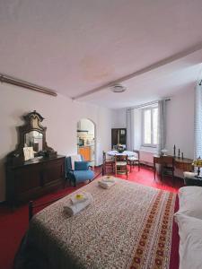 ヴェルナッツァにあるリゼッタ ルームのベッドとダイニングルームが備わるホテルルームです。