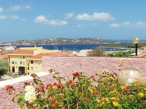 un mur rose avec des fleurs au-dessus dans l'établissement Casa Giorgia, à Palau